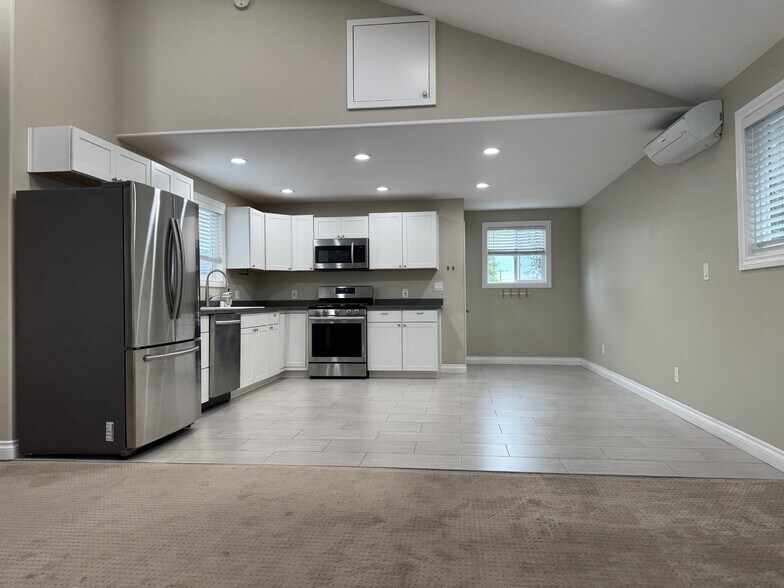 Building Photo - 16357 Vintage St