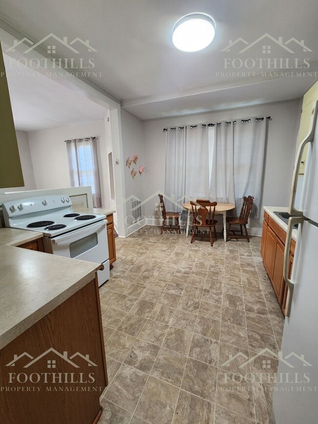 Building Photo - Charming 2 Bed, 1 Bath Home with Spacious ...