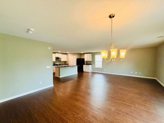 Building Photo - 4 bed, 2 bath-- Available NOW!!