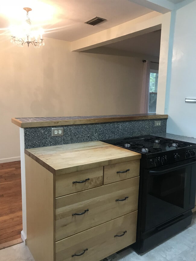 Building Photo - 1005 NE 7 Pl