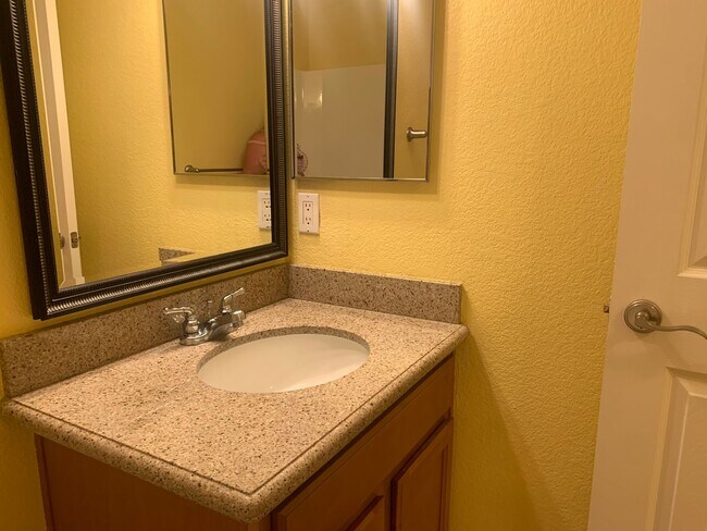 Building Photo - Beautiful upstairs condo with Washer and D...