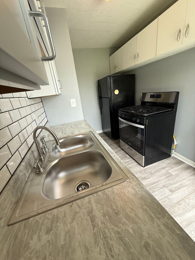 Building Photo - 638 S Woodlawn Blvd