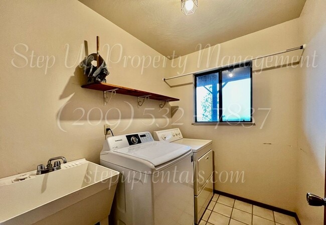 Building Photo - Spacious 3 Bedroom, 2.5 Bath Home in Myers Hill!