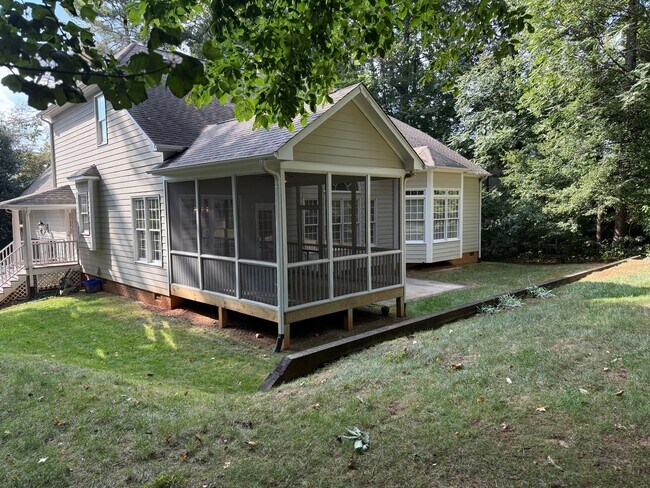 Building Photo - Stunning, Elegant Residence in Chapel Hill...