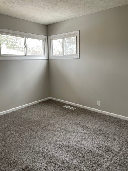 Building Photo - 1100 Riverton Dr