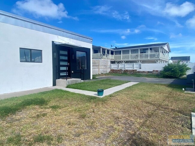 Building Photo - 711 S Shore Dr