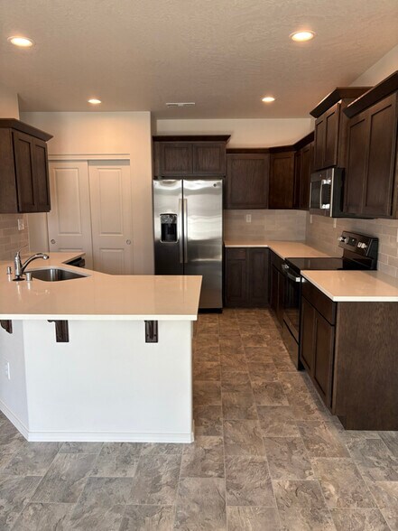 Building Photo - 749 N Doumit Dr