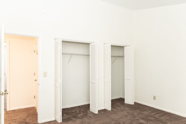 Building Photo - Spacious Two Bedroom Townhome