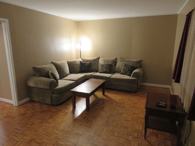 Building Photo - Great location for $1600/month - 2bd/1ba with TWO assigned parking spaces (tandem spaces)