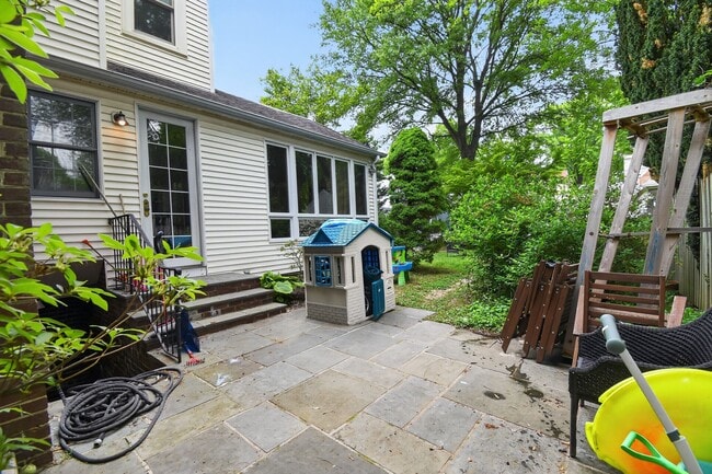 Building Photo - 4825 Butterworth Pl NW