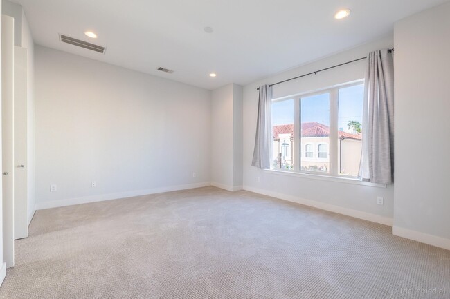 Building Photo - 2110 Crocker St