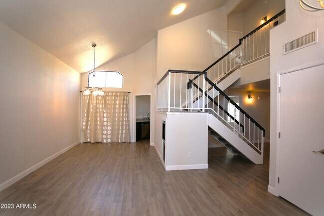 Building Photo - 924 E Manor Dr