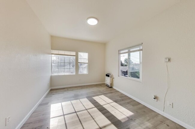 Building Photo - Updated Apartment near BART - 1 Month Free!