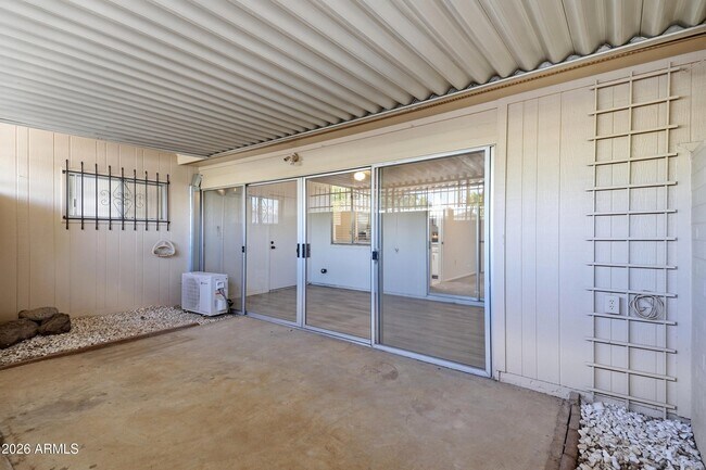 Building Photo - 10922 W Santa Fe Dr