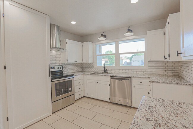 Building Photo - Pre Leasing for fall 2026! 4/2 in Medical District