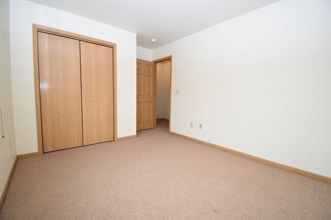 Building Photo - Townhouse-style unit! 2 Bedrooms, 1.5 Bath...