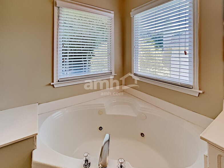 Building Photo - 3305 Maple Terrace Dr