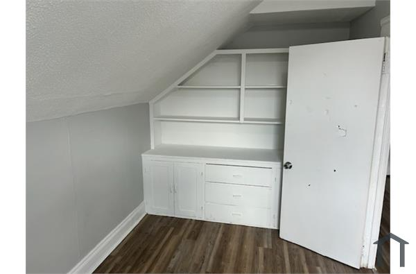 Building Photo - 3230 W 31st St