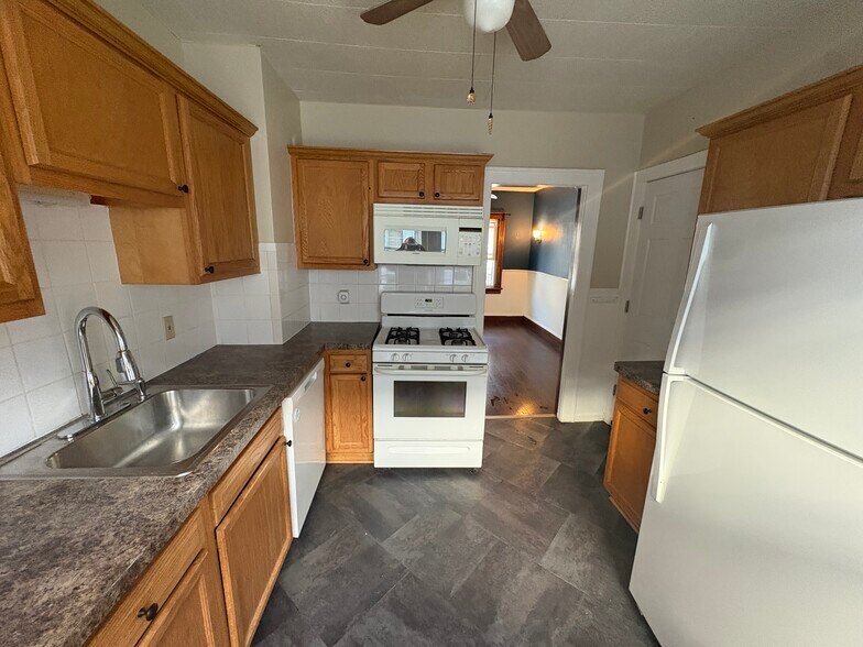 Building Photo - 135 Hartwell Rd
