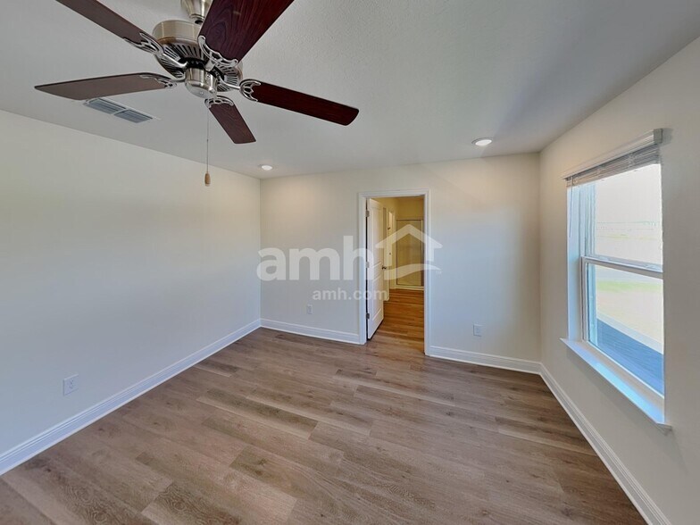 Building Photo - 5932 Pinewood Ests Dr