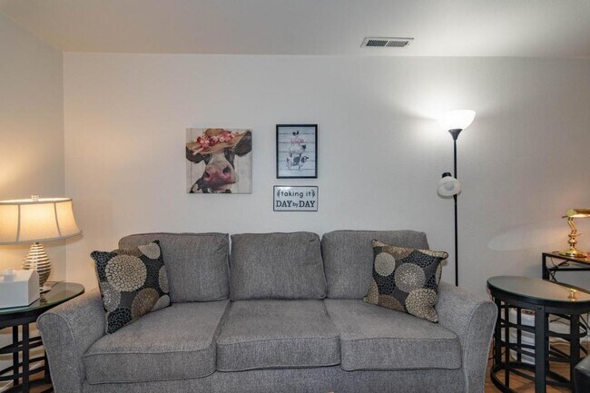 Building Photo - 565 Primrose Dr