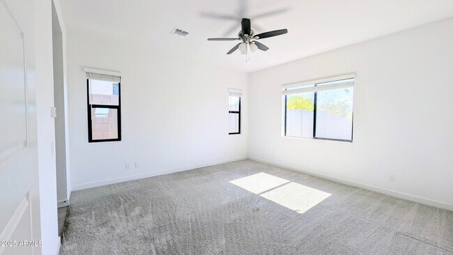 Building Photo - 9414 S 7th Pl