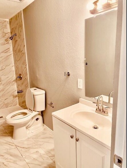 Building Photo - 4834 Meadow Park Dr