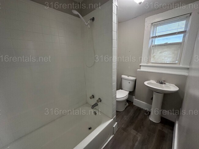 Building Photo - $1250 - 4 bed 2 bath - Multi Family Home