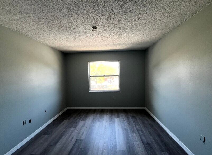 Building Photo - 290 Spring Dr