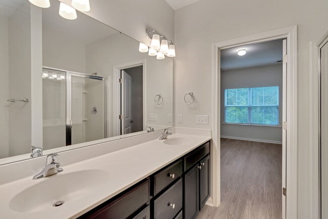 Building Photo - Conveniently located 3 bedroom, 2.5 bathroom townhome in The Commons subdivision