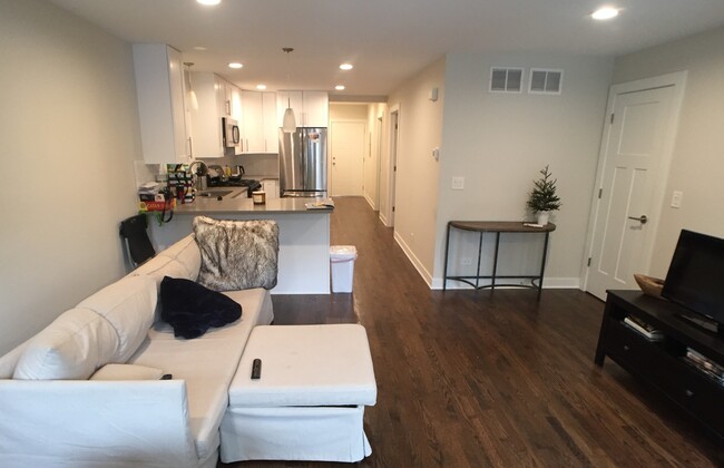 Primary Photo - 1528 W. Superior-1F