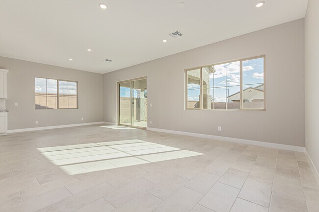 Building Photo - 713 W Longwood Dr