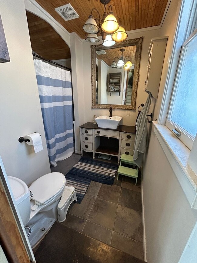 Building Photo - 424 E 10th St