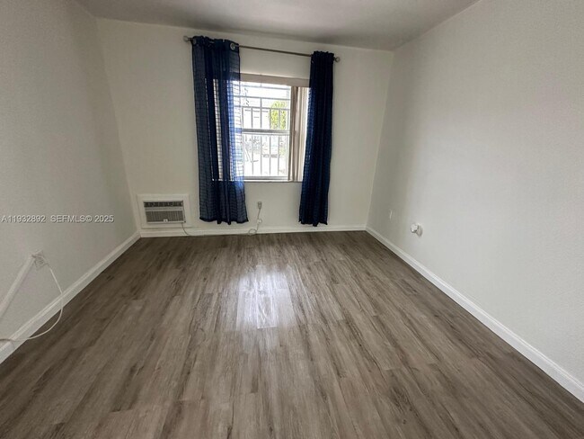 Building Photo - 1021 SW 104th Ct