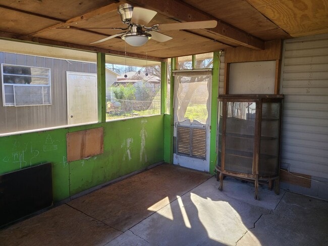 Building Photo - 604 Ellen Dr