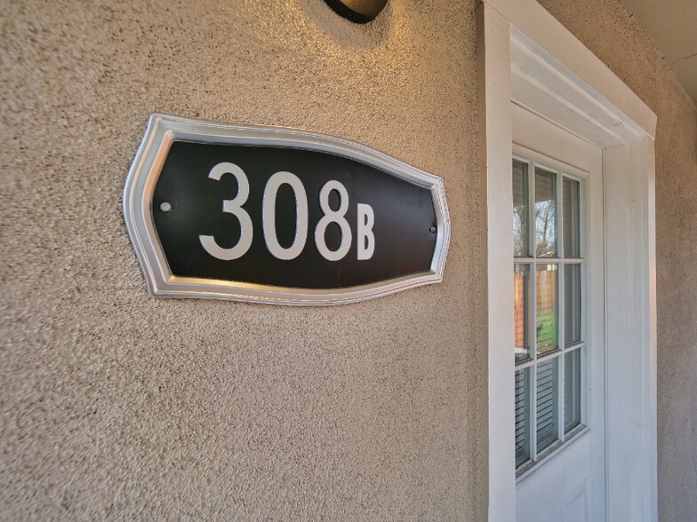 Building Photo - 308 6th St