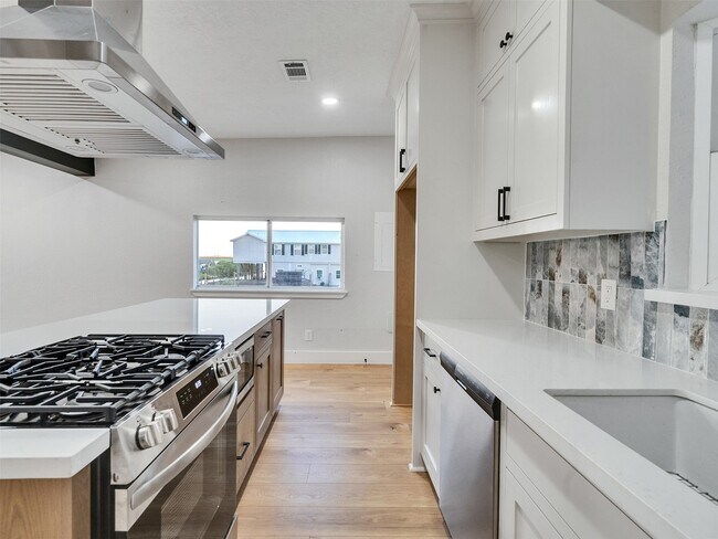 Building Photo - 7016 Delesandri Dr