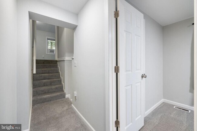 Building Photo - 247 Marsden Hts Rd