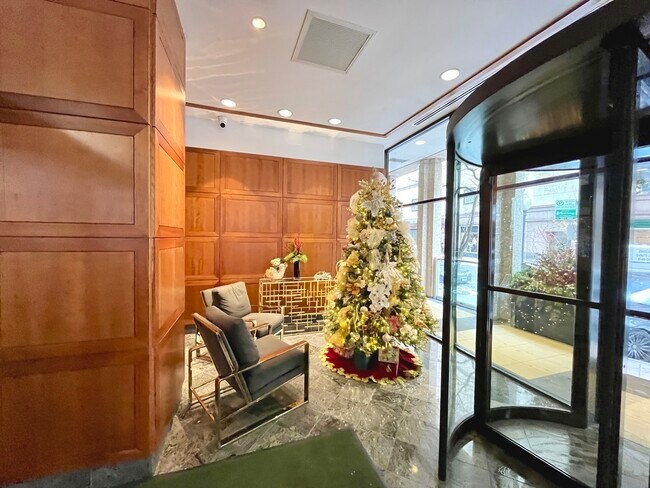 Building Photo - 100 E Walton Pl