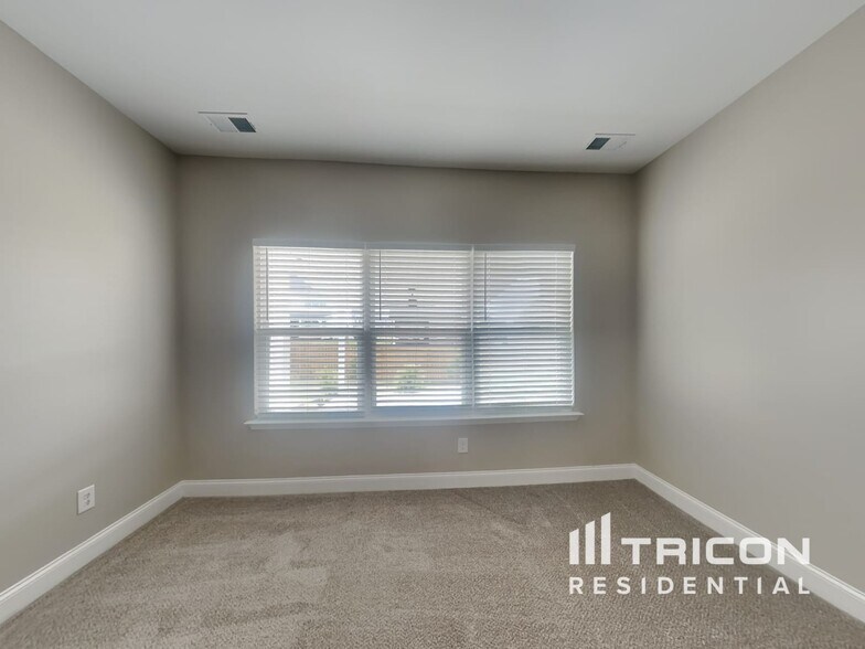 Building Photo - 1013 Wickshire Dr