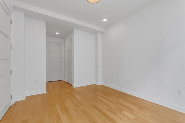 Building Photo - 9 Somerset Ln
