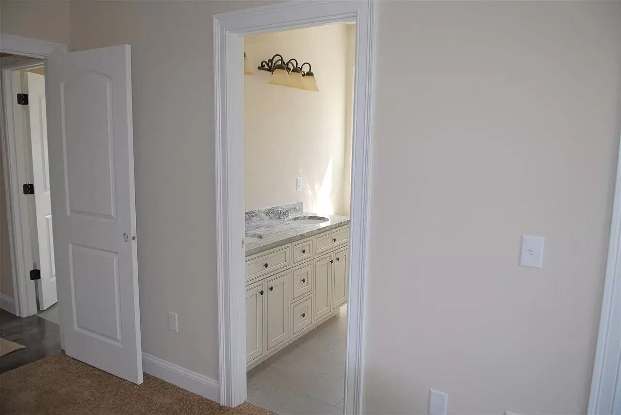 Masterbedroom/Master Bathroom - 61 Webster St