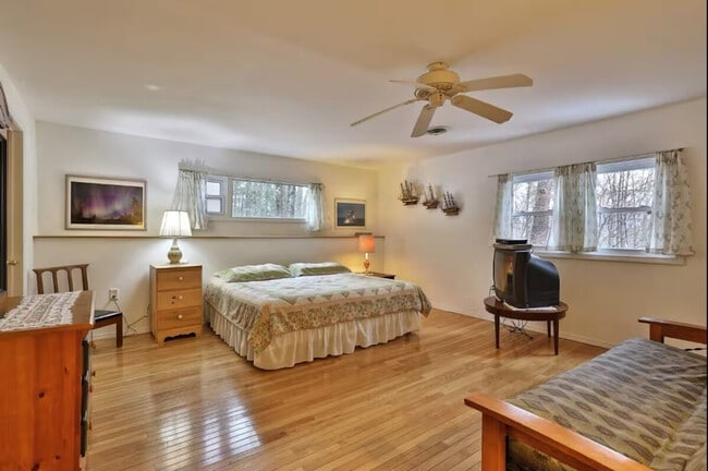 Building Photo - 4155 Lake Shore Dr