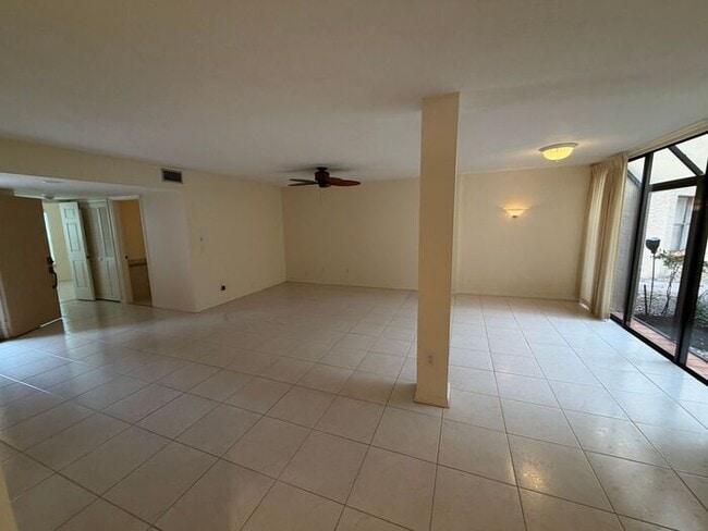 Building Photo - Spacious 2 Bedroom, 2 Bathroom Condo in Gated Lake Pineloch Village!
