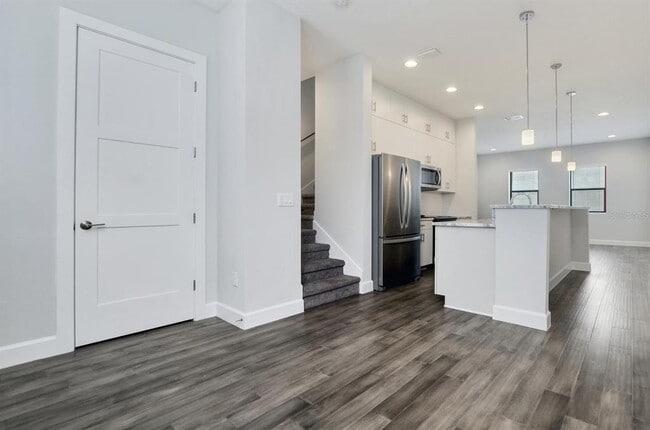 Building Photo - 401 N Oregon Ave