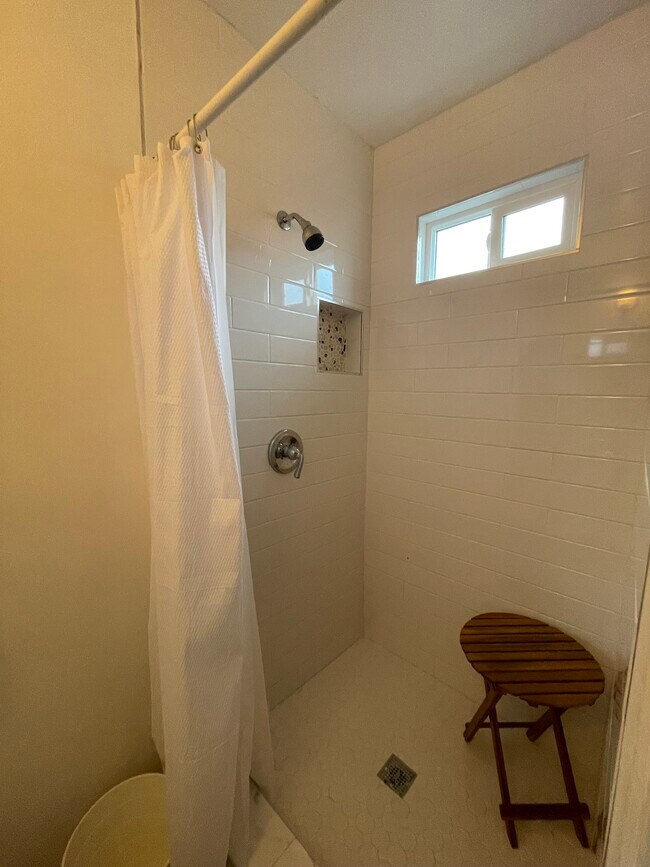 Building Photo - 4374 Overland Ave