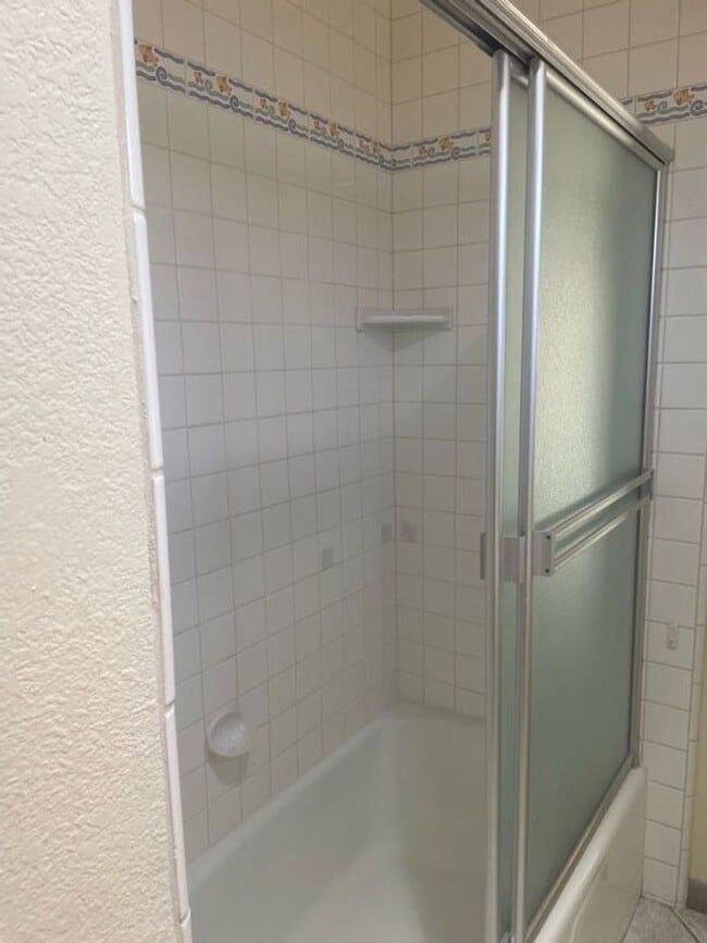 Building Photo - Bright  3bed/2bath single family home with...
