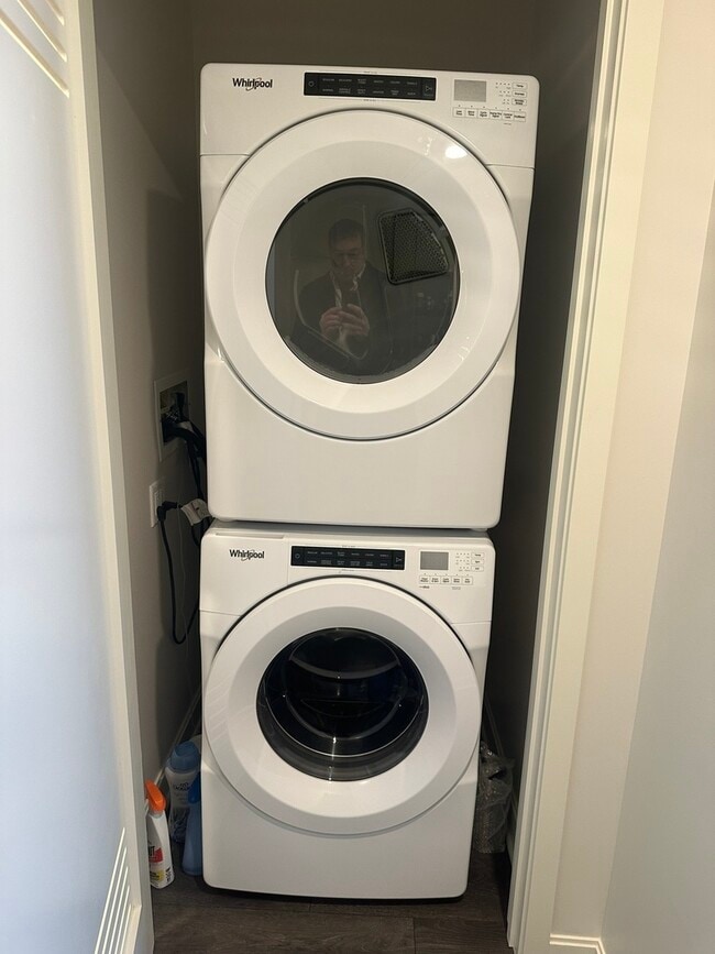 Building Photo - 164 N Peoria St