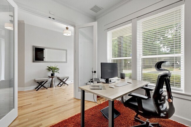 Building Photo - North Loop Area Gem!!!