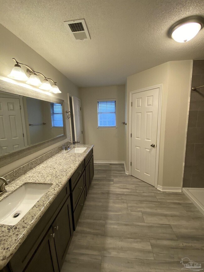 Building Photo - 4003 Lochmoor Dr